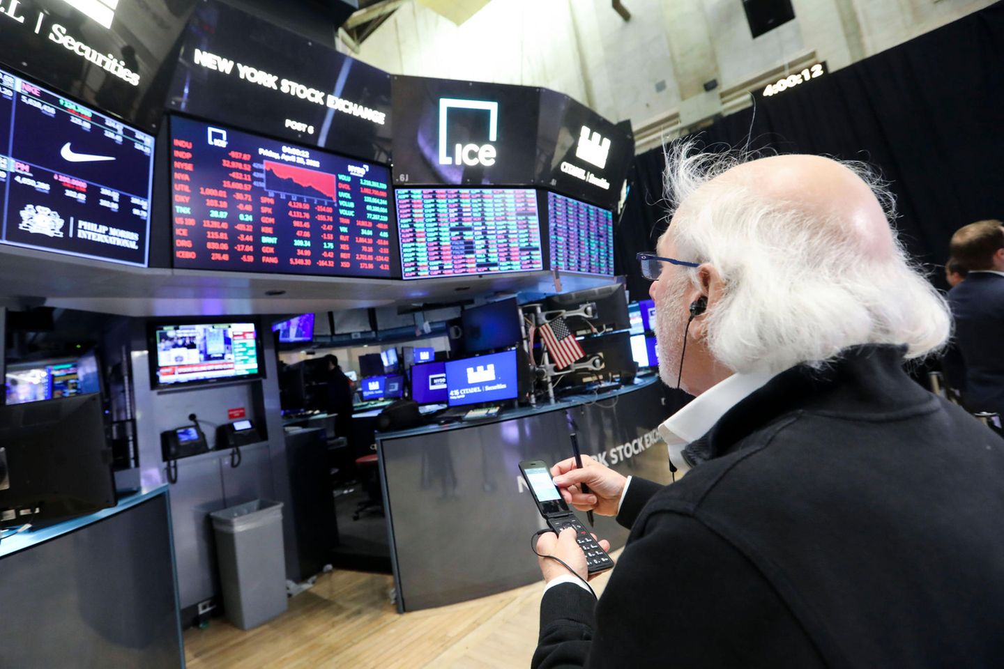 Ein Aktienhändler schaut auf einen Bildschirm mit Aktienkurse