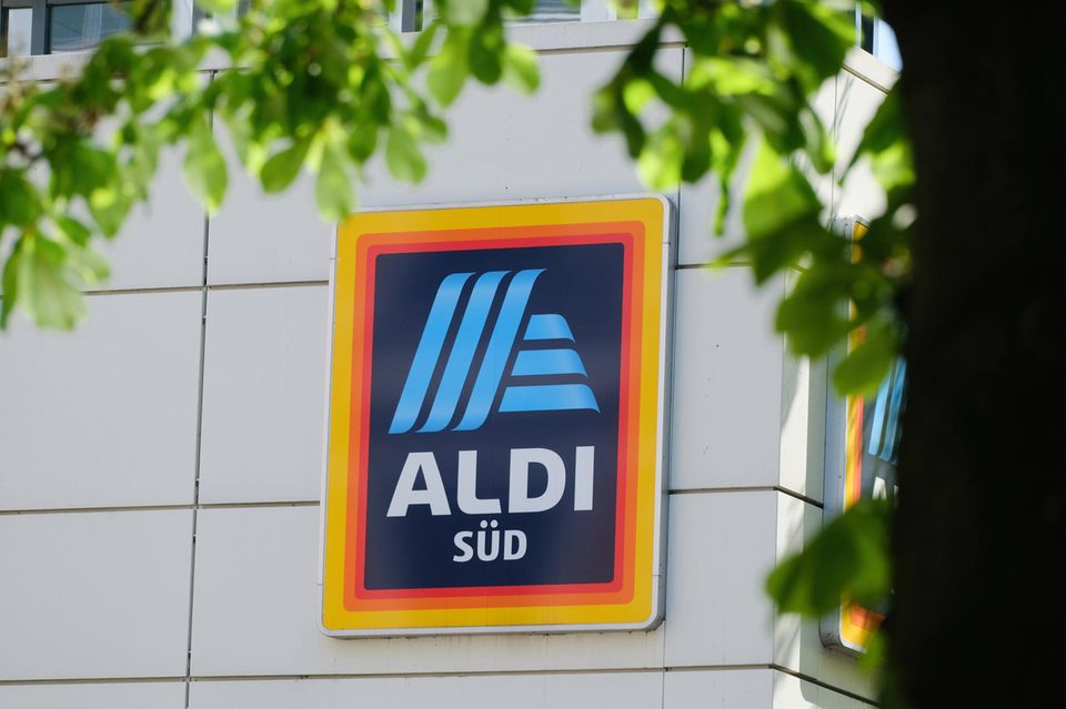 Das Aldi-Süd Logo auf der Fassade eines Geschäftes