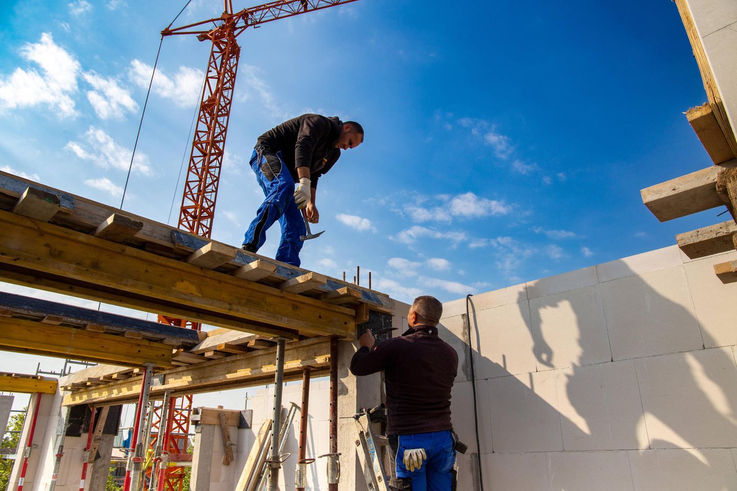Maurer bei Arbeiten an einem neuen Apartmentgebäude