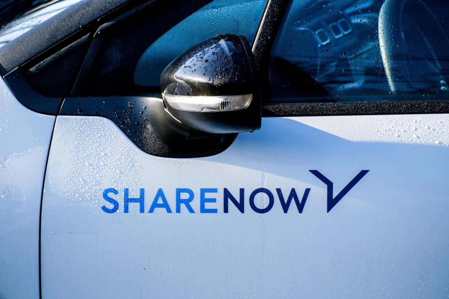 Share Now-Schrfitzug an einem Auto