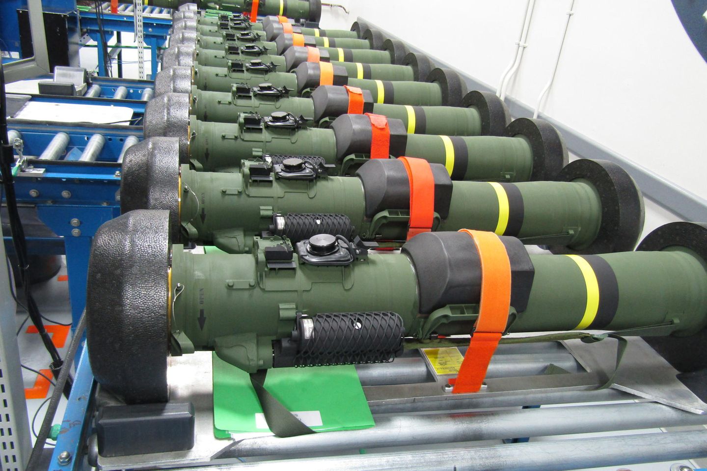 Die USA bleiben laut dem Ukraine Support Tracker mit umgerechnet 10,3 Mrd. Euro seit Ende Januar der größte aktuelle Unterstützer der Ukraine, wobei knapp 5 Mrd. Euro in die humanitäre Hilfe fließen. Unter den Waffen sind Javelin-Panzerabwehrsysteme, Haubitzen, gepanzerte Fahrzeuge, Drohnen und Stinger-Raketen sowie Hubschrauber und gepanzerte Mannschaftstransporter. Außerdem gibt es eine eigens entwickelte Drohne mit dem Namen „Phoenix Ghost“. US-Präsident Joe Biden bat den Kongress Ende April, weitere 33 Mrd. Dollar zu bewilligen: Davon sollen 11,4 Mrd. Dollar Kiews Militärbedarf bis September decken helfen, knapp 2 Mrd. Dollar sind für Cybersecurity und Aufklärung gedacht, 2,6 Mrd. Dollar für die US-Präsenz im Nato-Gebiet – und etwa 8,5 Mrd. Dollar für wirtschaftliche Unterstützung.