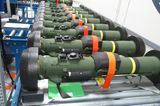 Die USA bleiben laut dem Ukraine Support Tracker mit umgerechnet 10,3 Mrd. Euro seit Ende Januar der größte aktuelle Unterstützer der Ukraine, wobei knapp 5 Mrd. Euro in die humanitäre Hilfe fließen. Unter den Waffen sind Javelin-Panzerabwehrsysteme, Haubitzen, gepanzerte Fahrzeuge, Drohnen und Stinger-Raketen sowie Hubschrauber und gepanzerte Mannschaftstransporter. Außerdem gibt es eine eigens entwickelte Drohne mit dem Namen „Phoenix Ghost“. US-Präsident Joe Biden bat den Kongress Ende April, weitere 33 Mrd. Dollar zu bewilligen: Davon sollen 11,4 Mrd. Dollar Kiews Militärbedarf bis September decken helfen, knapp 2 Mrd. Dollar sind für Cybersecurity und Aufklärung gedacht, 2,6 Mrd. Dollar für die US-Präsenz im Nato-Gebiet – und etwa 8,5 Mrd. Dollar für wirtschaftliche Unterstützung.