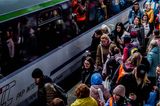 Polen ist unter den Europäern mit 2,4 Mrd. Euro der großzügigste Unterstützer der Ukraine, wozu auch Finanzhilfen der Zentralbank gehören. Dennoch entfällt mit knapp 1,5 Mrd. Euro der größte Teil auf militärische Hilfe. Polen soll neben Drohnen und Javelin-Panzerabwehrsystemen Kampfpanzer in die Ukraine geliefert haben. Medienberichten zufolge soll es sich dabei um 40 Kampfpanzer des sowjetischen Typs T-72 handeln. Die Kosten für die Aufnahme von rund drei Millionen ukrainischen Geflüchteten sind in der Rechnung nicht enthalten.
