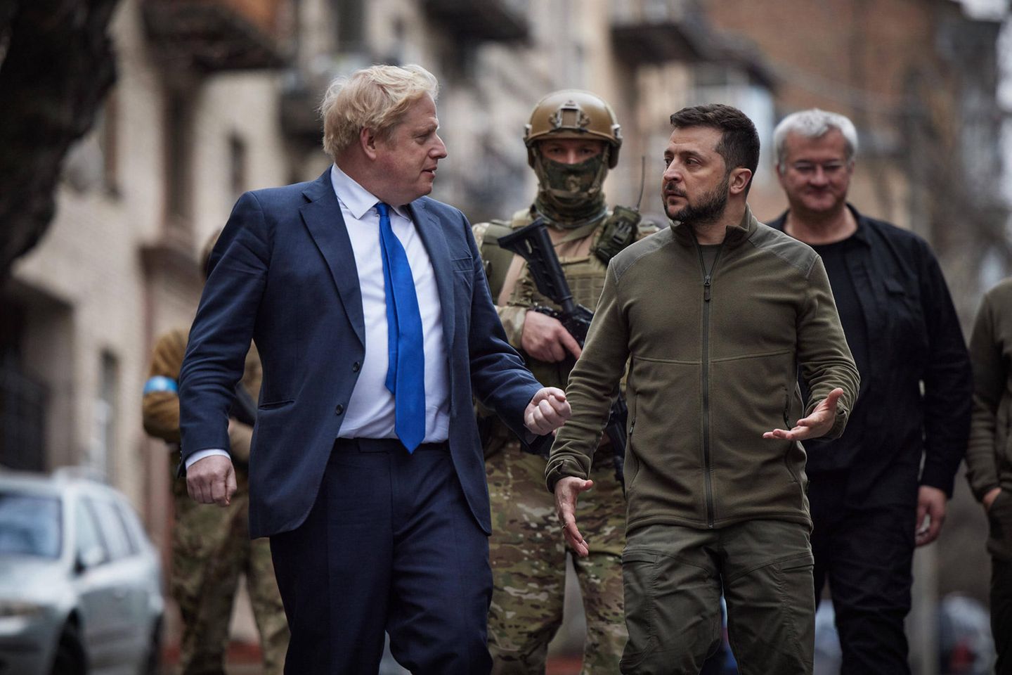 Noch vor Kriegsbeginn kündigte die Regierung in London im Januar an, die ukrainische Armee mit militärischem Gerät unterstützen zu wollen, darunter 2000 neue leichte Panzerabwehrsysteme. Seitdem summiert sich die britische Hilfe auf 2 Mrd. Euro, davon 770 Mio. Euro Militärhilfe, der Rest sind Finanz- und humanitäre Hilfe. London stellte 5000 Panzerabwehrraketen und fünf Flugabwehrsysteme sowie Munition und Sprengkörper bereit. Premierminister Boris Johnson, im Bild mit seinem ukrainischen Amtskollegen Wolodymyr Selenskyj, kündigte zudem Nachtsichtgeräte, Transportdrohnen und gepanzerte Fahrzeuge an. Anfang Mai wurden weitere 300 Mio. Pfund Militärhilfe, darunter für Radarsysteme und Elektronik, bekannt gegeben.