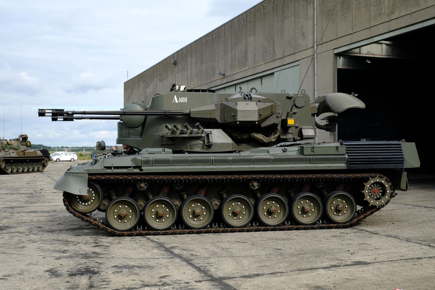 Jenseits der jüngst verkündeten Gepard Flugabwehrpanzer will die Bundesregierung weitere schwere Waffen bereitstellen. Bis 23. April platziert der IfW-Tracker Deutschlands Zusagen auf Rang vier der Helfer mit 1,8 Mrd. Euro, davon 1,34 Mrd. Euro für Kriegsgerät und finanzielle Militärhilfe. Für über 30 Mio. Euro sollen schon geliefert sein rund 2.500 Luftabwehrraketen, 900 Panzerfäuste mit 3.000 Schuss Munition, 100 Maschinengewehre, mehr als 16 Millionen Schuss Munition für Handfeuerwaffen sowie 15 Bunkerfäuste und 100.000 Handgranaten. Die zivile Hilfe – bislang 122 Mio. Euro für Unterkünfte in der Ukraine, Katastrophenschutz und medizinisches Material – wird kräftig aufgestockt. Zu mehreren hundert Millionen Euro humanitärer Hilfe kommt mit Zusage von Ende April ein neues Paket von 340 Mio. Euro hinzu.