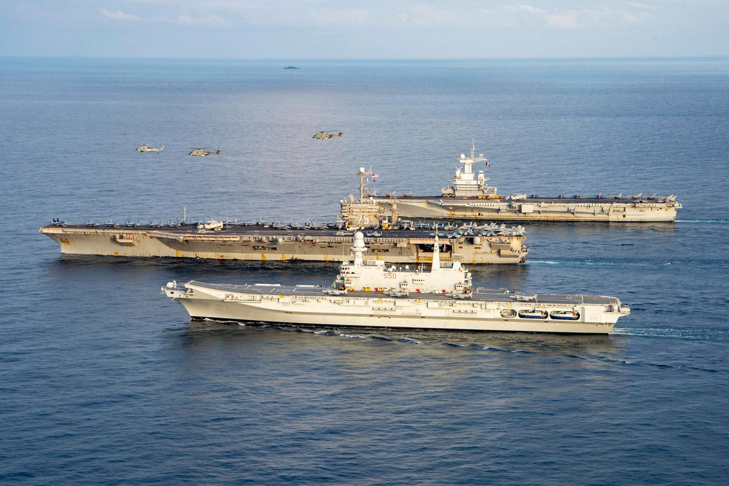 Paris demonstriert Stärke zur See mit dem Flugzeugträger FS Charles de Gaulle (oben), der mit dem amerikanischen USS Harry S. Truman und dem italienischen IST Cavour während einer Nato-Übung im März im Ionischen Meer kreuzt. Paris hat die Ukraine mit 567 Mio. Euro unterstützt, ein Großteil davon Finanzhilfen. Frankreich veröffentlicht keine Informationen über Waffenlieferungen. Laut einem Tweet von Verteidigungsministerin Florence Parley von Mitte April wurde Militärhilfe im Wert von 100 Mio. Euro geleistet. Seither kam eine Ankündigung von zehn Caesar-Artilleriehaubitzen im Wert von 55 Mio. Euro hinzu, die für ihre einfache Handhabung bekannt sind.