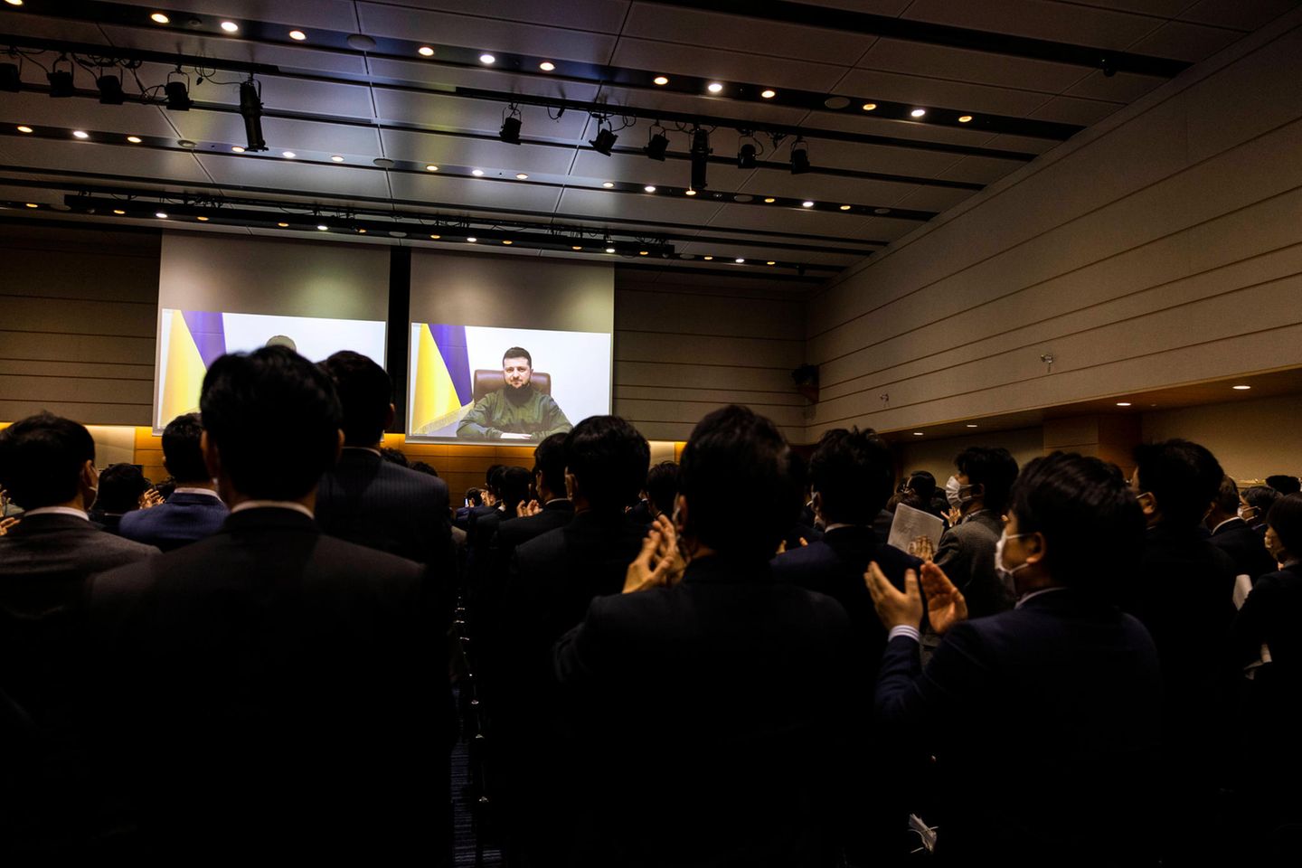 Der ukrainische Präsident Wolodymyr Selenskyj hat auch im japanischen Unterhaus um Unterstützung geworben. Japan ist eines der wenigen Länder, die sich klar auf die Seite des Westens geschlagen hat, und es trägt die Haltung der G7-Staaten mit. Gemäß seiner pazifistischen Nachkriegsverfassung hat Tokio bislang nur Aufklärungsdrohnen und Schutzausrüstung gegen Angriffe mit Chemiewaffen zugesagt. Allerdings gewährt Japan der Ukraine auch Darlehen im Umfang von 275 Mio. Euro, davon 100 Mio. Euro über die Weltbank. 