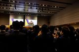 Der ukrainische Präsident Wolodymyr Selenskyj hat auch im japanischen Unterhaus um Unterstützung geworben. Japan ist eines der wenigen Länder, die sich klar auf die Seite des Westens geschlagen hat, und es trägt die Haltung der G7-Staaten mit. Gemäß seiner pazifistischen Nachkriegsverfassung hat Tokio bislang nur Aufklärungsdrohnen und Schutzausrüstung gegen Angriffe mit Chemiewaffen zugesagt. Allerdings gewährt Japan der Ukraine auch Darlehen im Umfang von 275 Mio. Euro, davon 100 Mio. Euro über die Weltbank. 