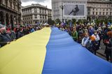 Am Jahrestag der Befreiung zum Ende des Zweiten Weltkriegs demonstrieren Mailänder für Frieden in der Ukraine. Auch Italien gehört zur G7-Gruppe, hält sich mit bilateralen Hilfen jedoch zurück und liegt nahezu gleichauf mit Luxemburg auf Rang 9. unter den Top 5 Geberländern des Rankings sind nur zwei aus der EU. Länder wie Italien, Frankreich oder Spanien haben zuletzt kaum nennenswerte neue Hilfen für humanitäre oder militärische Zwecke zugesagt. Rom billigte gleich nach Kriegsbeginn ein Darlehen von 110 Mio. Euro. Der IfW-Tracker schätzt die Militärhilfe auf zusammen 150 Mio. Euro – unter anderem für Stinger-Raketen und Munition. Luxemburg beschränkt sich auf Finanzhilfen und kommt anteilig am BIP damit immerhin auf Platz vier der Rangliste, hinter Estland, Lettland und Polen. 