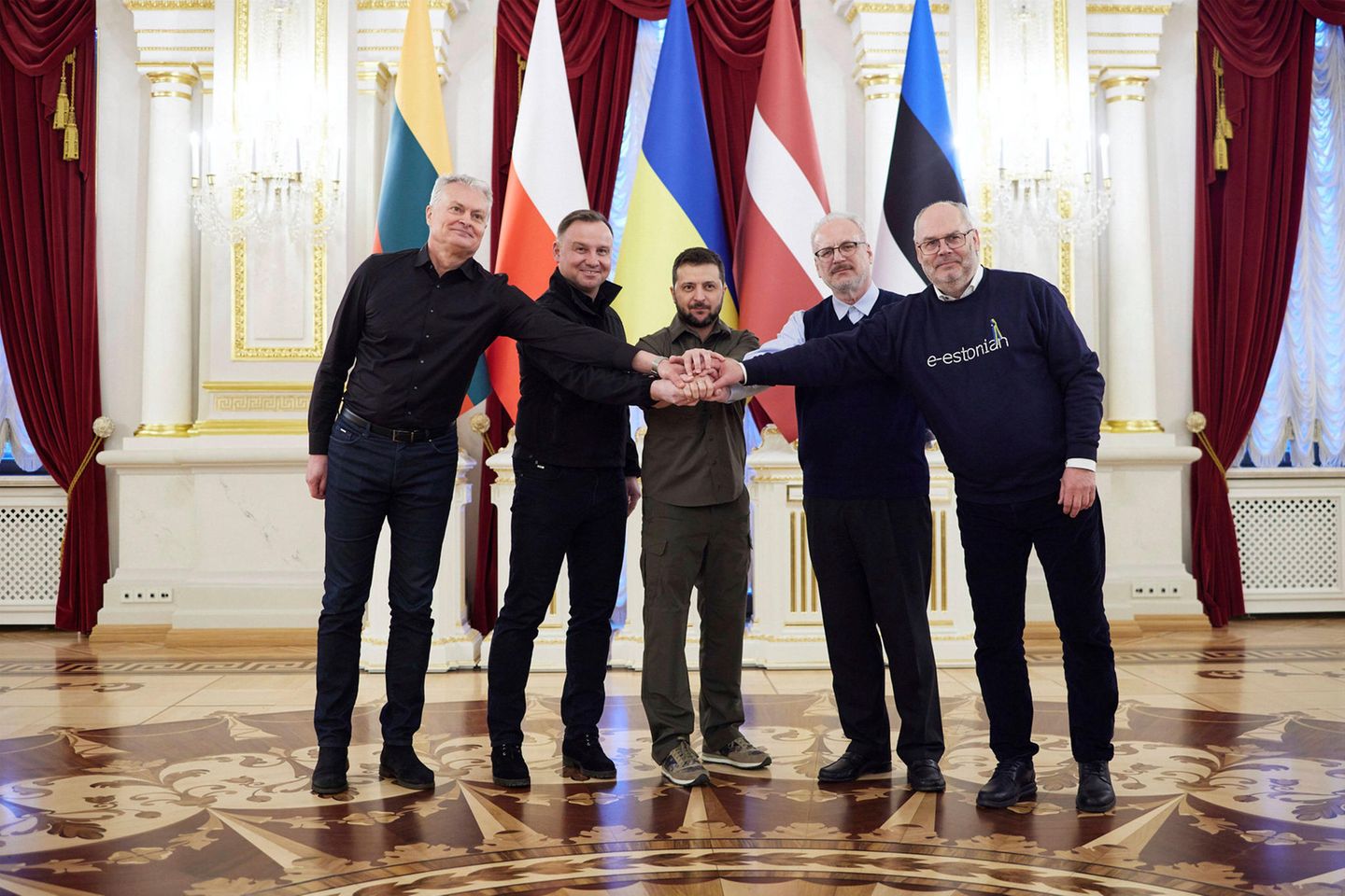 Die Präsidenten von Lettland und Estland (r. neben Selenskyj) bei einem Besuch in Kiew im April. Die beiden Länder sagten dem von Russland überfallenen Land jeweils knapp eine viertel Milliarde Euro an Militärhilfe zu. Lettland beteiligt sich an der Unterstützung mit Stinger-Raketen und Hubschraubern; Estland vor allem mit Haubitzen und Javelin-Panzerabwehrraketen. Anteilig an ihrer Wirtschaftsleistung führen sie mit mehr als 0,4 Prozent damit die Riege der Helferländer an. Im Gesamtranking belegen sie den 11. und 12. Platz.