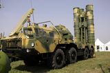 Hinter Estland und vor den Niederlanden platziert sich die kleine Slowakei auf Platz 13 des Hilfsrankings. Die Slowakei überließ der Ukraine ihr aus Sowjet-Zeiten stammendes Flugabwehr-Raketensystem S-300, im Bild auf der Luftfahrtmesse 2007 in Moskau. Dafür sprangen Deutsche und Niederländer mit modernen „Patriot“-Systemen ein. In Bratislava wird darüber hinaus über die Lieferung von MiG-29-Kampfjets an Kiew diskutiert, aber auch über schwereArtillerie: das leicht gepanzertes Radfahrzeug „Zuzana“ aus heimischer Produktion. Die Slowakei hat eine 100 Kilometer lange gemeinsame Grenze mit der Ukraine.