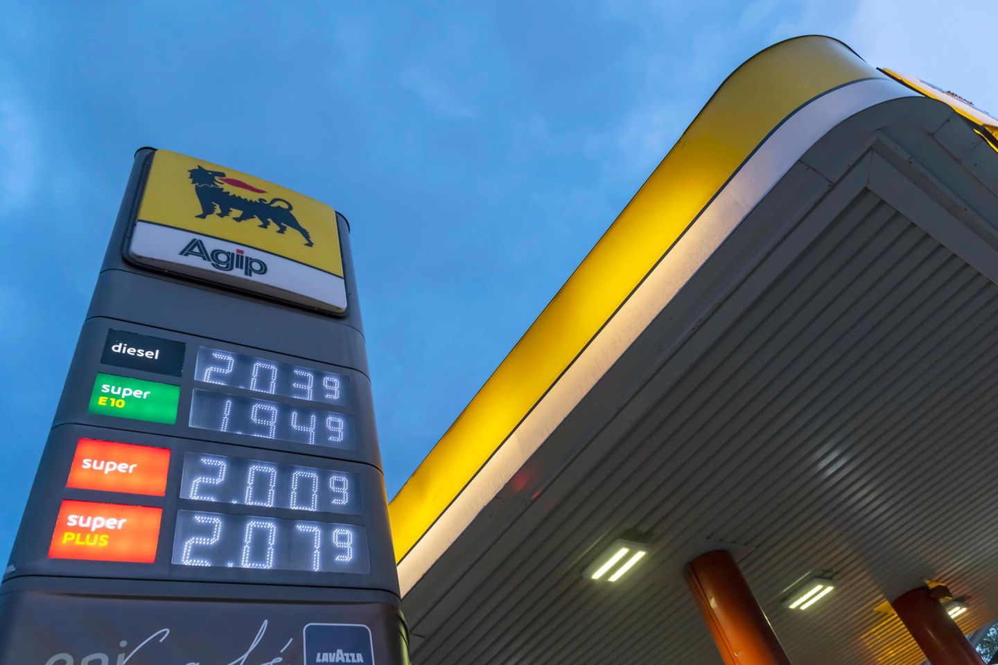 Eine Preisanzeige an einer Tankstelle