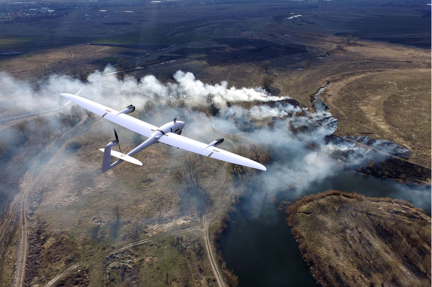 Eine Vector-Drohne fliegt über Rauchschwaden