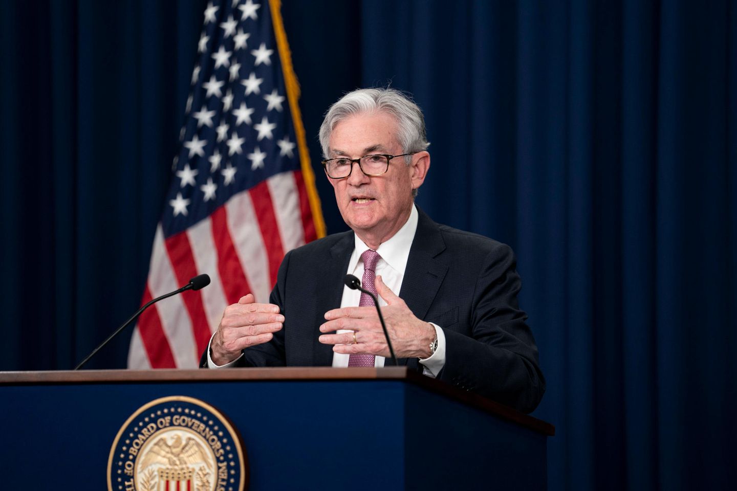 Fed-Präsident Jerome Powell gestikuliert