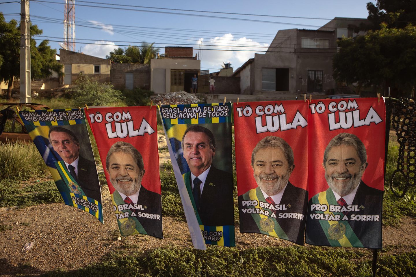 Wahlplakate in Brasilien flattern im Wind