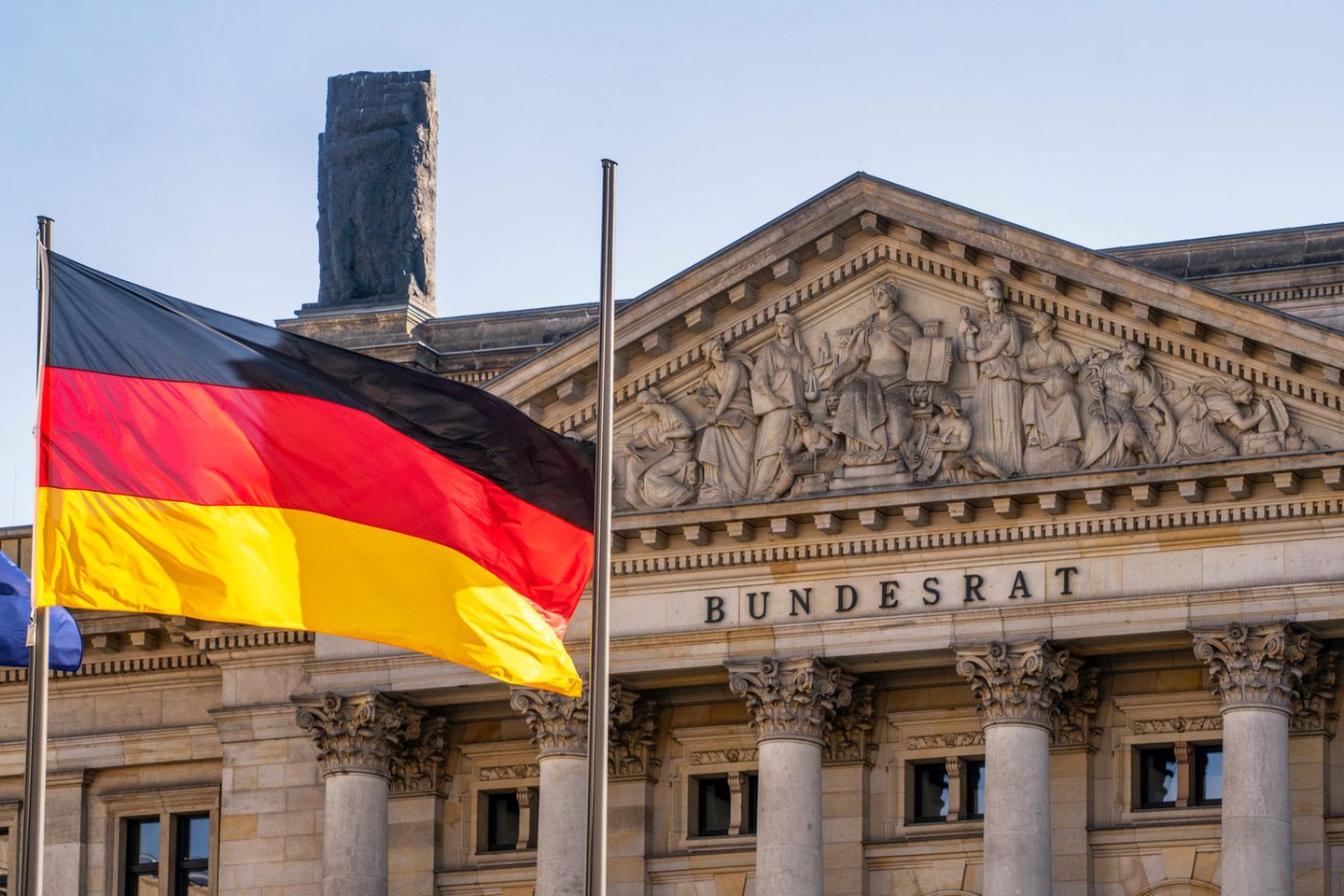 Die Deutschlandflagge weht vor dem Bundesratsgebäude in Berlin