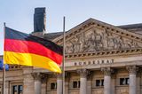 Die Deutschlandflagge weht vor dem Bundesratsgebäude in Berlin