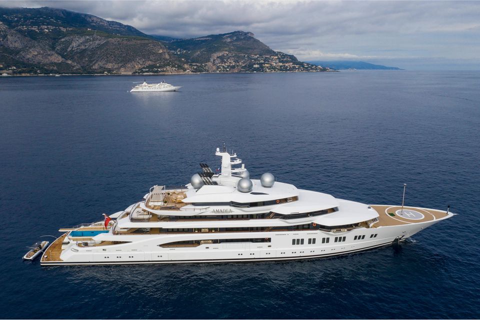 Die 106,5 Meter lange Superyacht Amadea vor Beaulieu sur Mer beim Cap Ferrat. Sie soll dem russischen Oligarchen Suleiman Kerimov gehören, der auf diversen Sanktionslisten steht