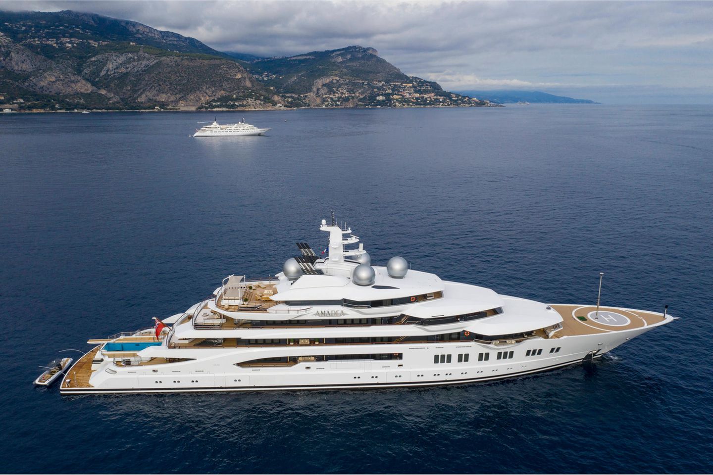 Die 106,5 Meter lange Superyacht Amadea vor Beaulieu sur Mer beim Cap Ferrat. Sie soll dem russischen Oligarchen Suleiman Kerimov gehören, der auf diversen Sanktionslisten steht