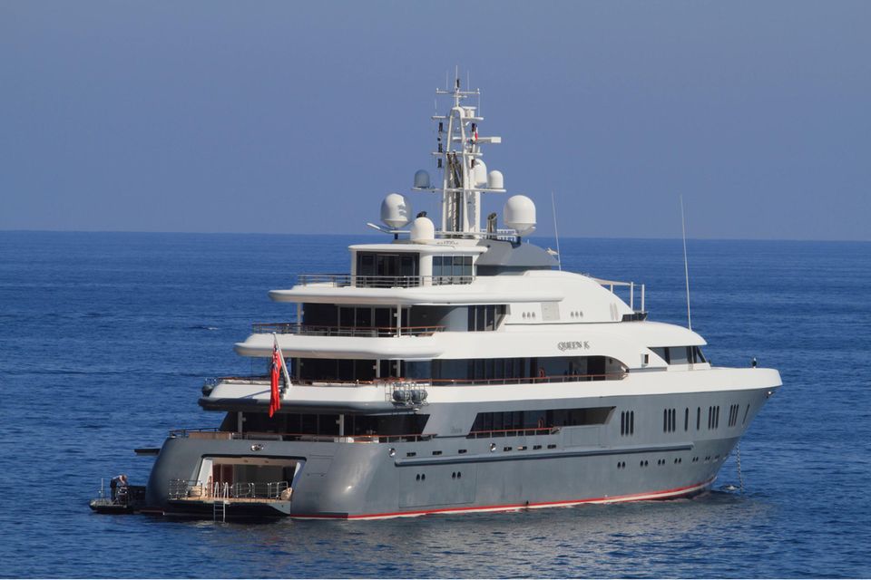 Die 73 Meter lange Motoryacht CLIO (früher: Queen K) wurde 2004 von der Bremer Werft Lüssen Yacht ausgeliefert. Sie befindet sich im Besitz des russischen Oligarchen Oleg Deripaska. 