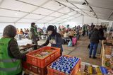 Essensausgabe an ukrainische Flüchtlinge am Berliner Hauptbahnhof