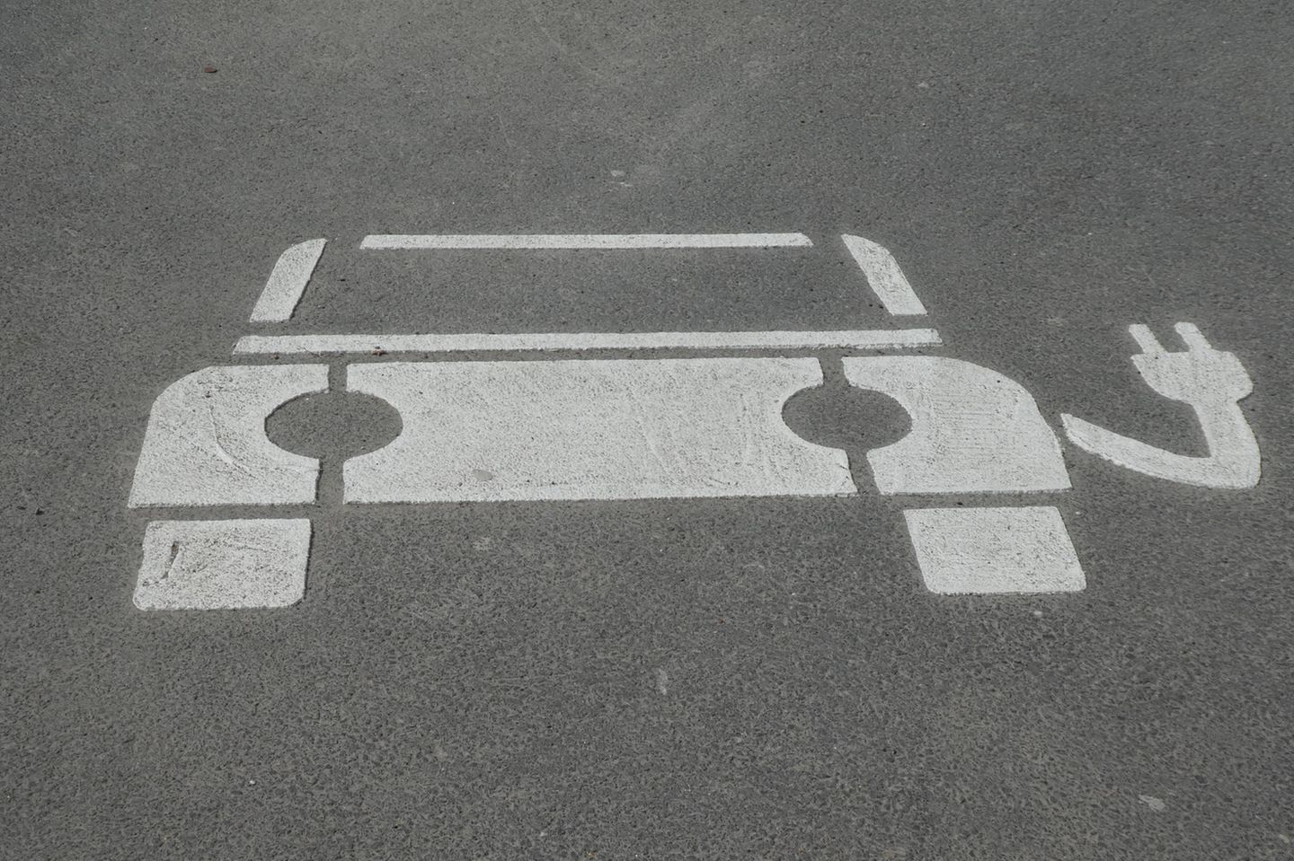 https://image.capital.de/31845930/t/9U/v2/w1440/r1.5/-/e-auto-parkplatz.jpg