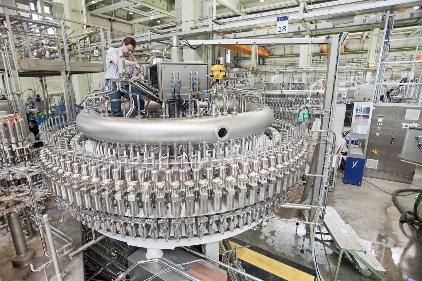 Mitarbeiter legen elektrische Kabel während der Endmontage einer Getränkeabfüllanlage der Firma Krones AG, Neutraubling
