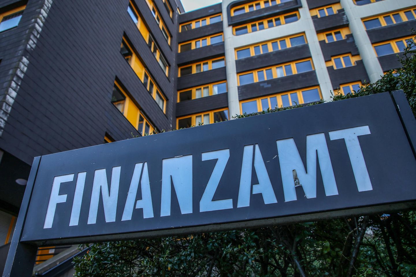 Ein Schild auf dem "Finanzamt" steht vor dem Finanzamt in Berlin Reinickendorf