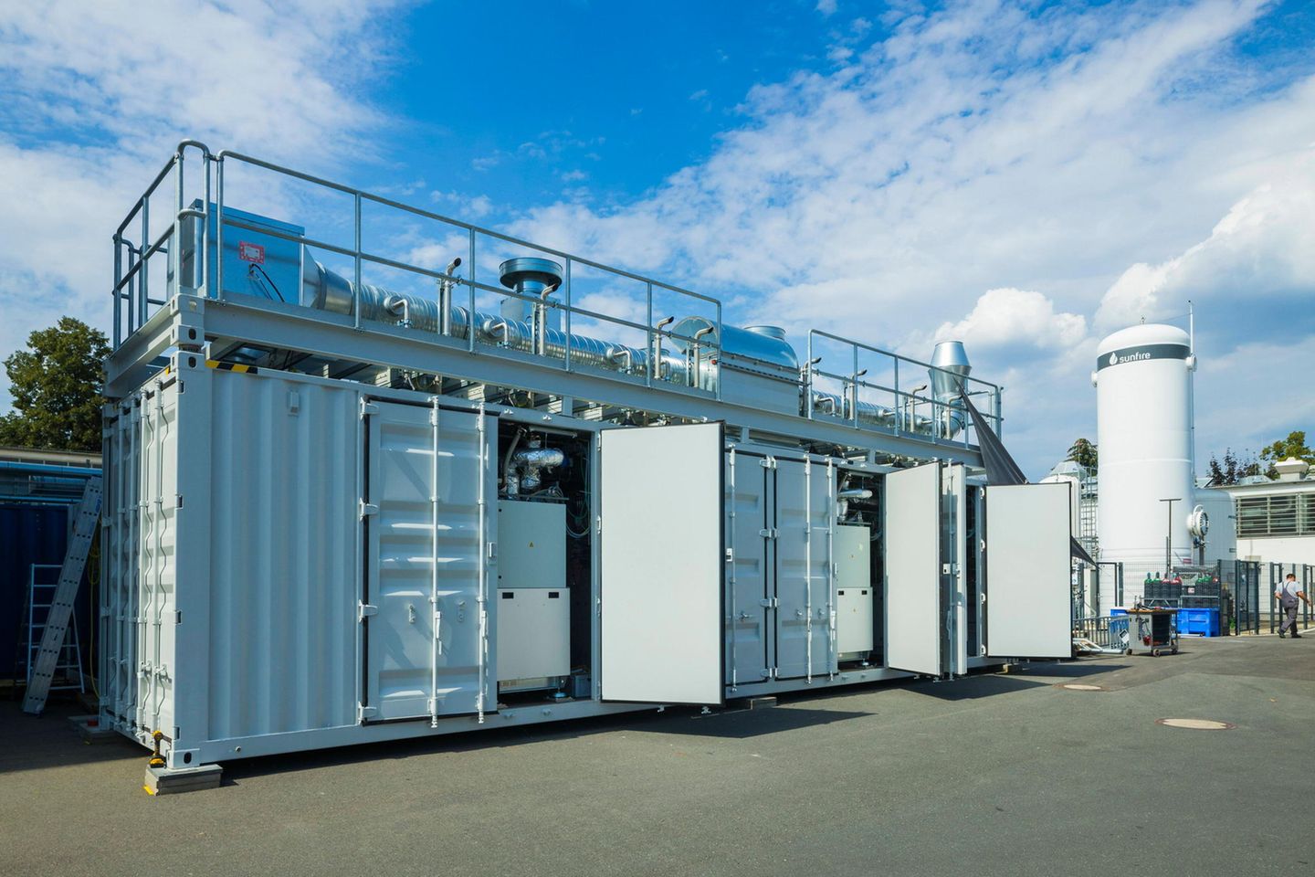 Ein Aggregat zur Hochtemperatur-Elektrolyse zur Wasserstoffherstellung mit geöffneten Klappen vor blauem Himmel