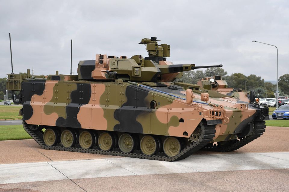 Ein Panzer in klassischen Militärfarben
