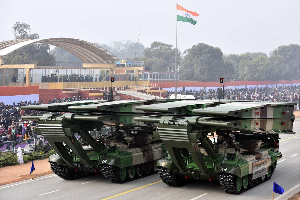 Zwei Brückenlegepanzer fahren bei einer Militärparade mit