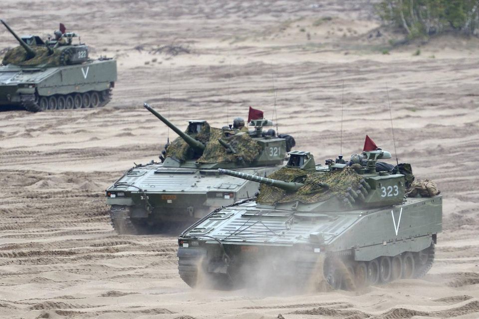 Kampfpanzer von BAE Systems, die auf einer Sandfläche fahren
