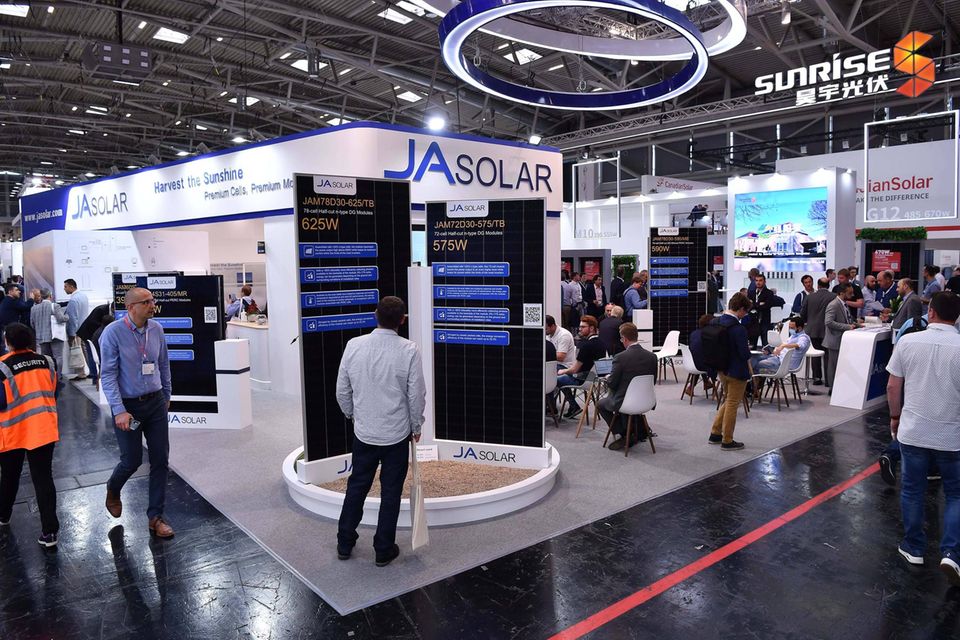 Ein Ja Solar stand auf der Energiefachmesse in München