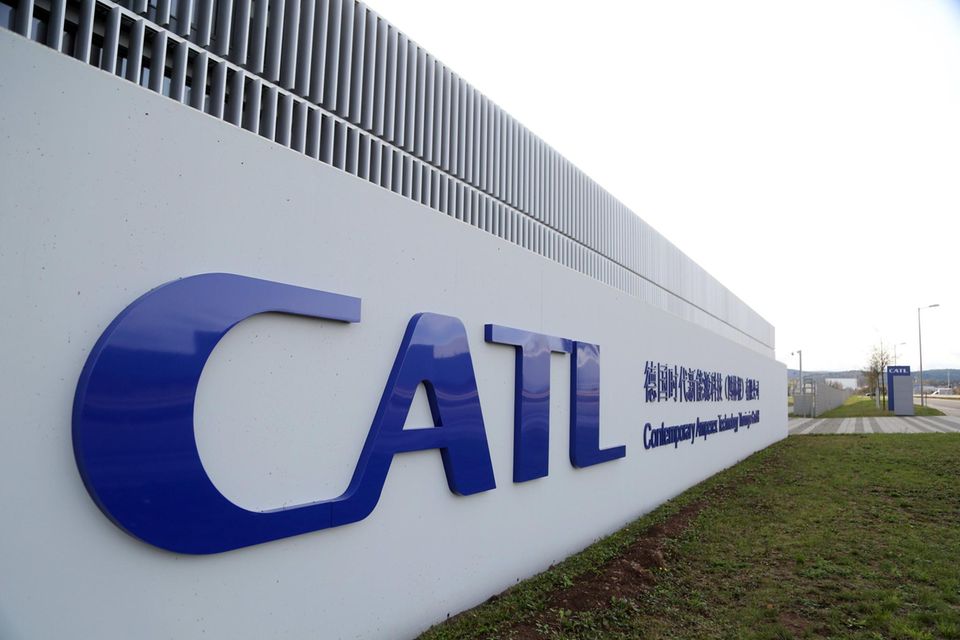 Eine Mauer mit dem Schriftzug: "CATL – Contemporary Amperex"