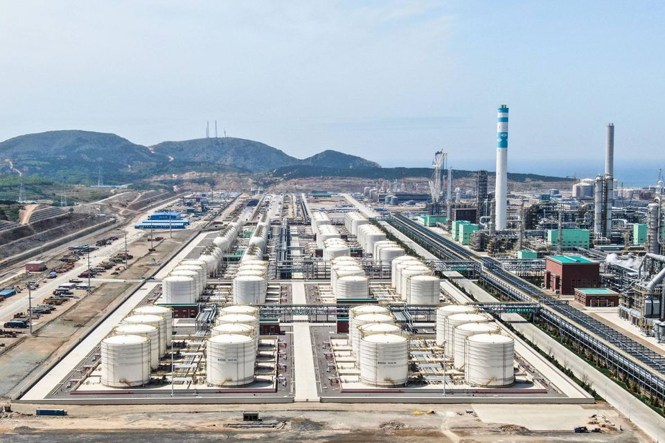 Die Luftaufnahme des Industrieparks von Hengli Petrochemicals zeigt eine Reihe von Tanks, Leitungen und Schornsteinen