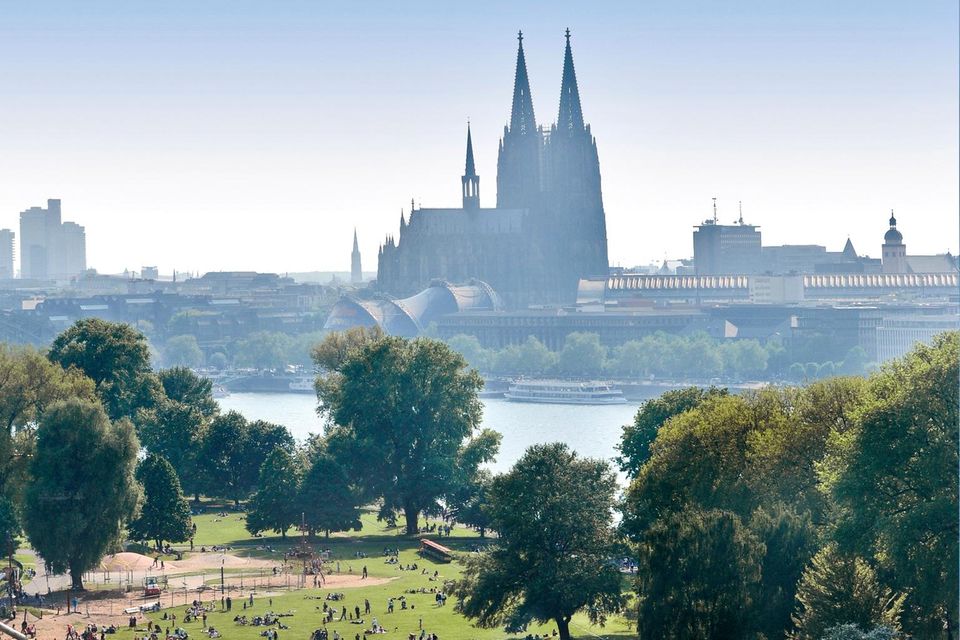 Die rechte Rheinseite gilt als „Schäl Sick“ (falsche Seite) – bietet aber Aussicht auf den Dom