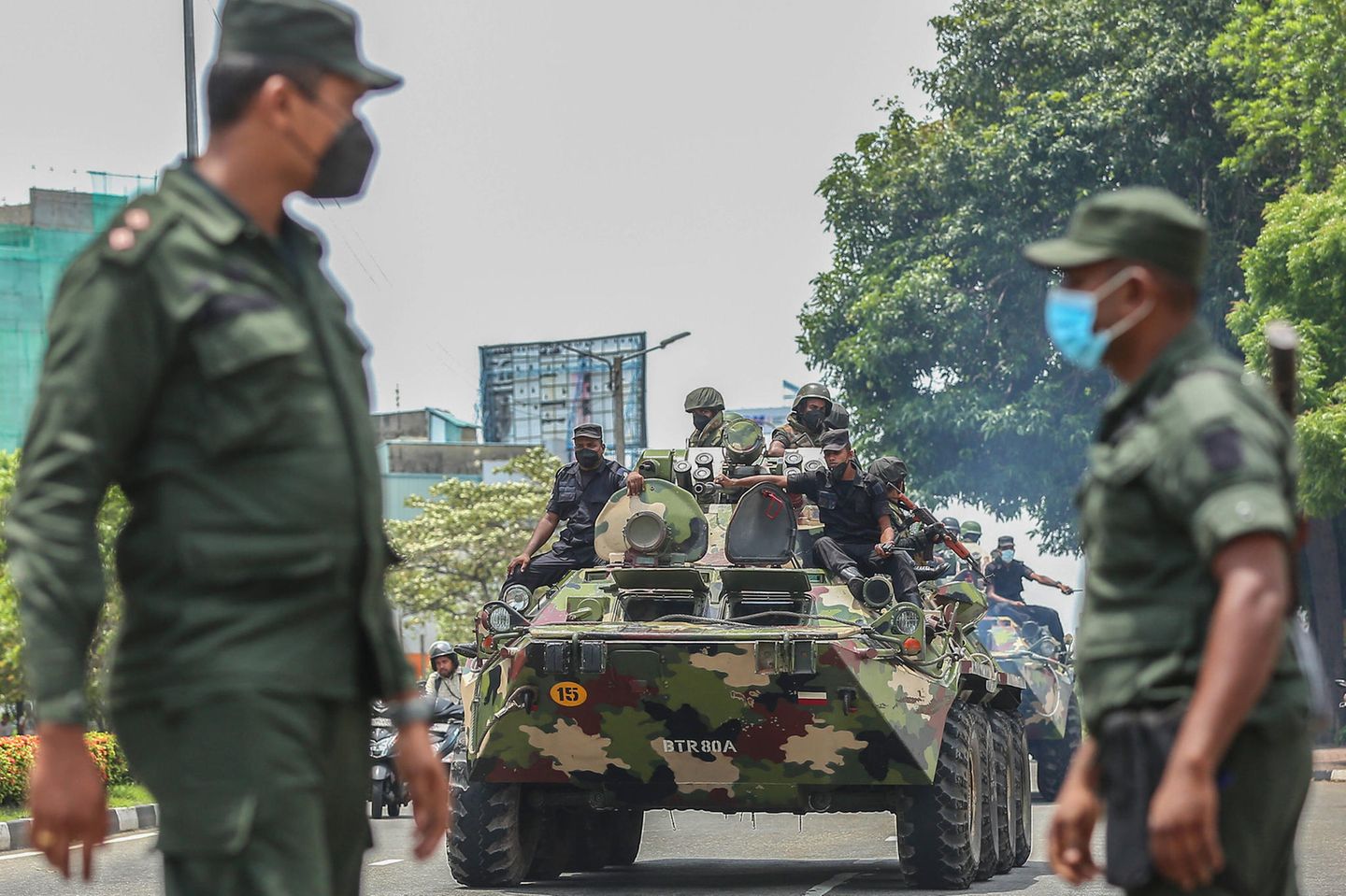 Regierungskrise in Sri Lanka. Das Militär kontrolliert eine Ausgangssperre in der Hauptstadt Colombo.