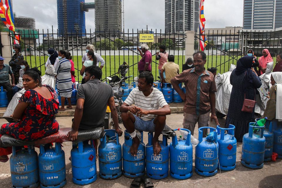 Rationierung in der Wirtschaftskrise: Vor einer Polizeistation in Colombo warten Menschen auf die Zuteilung von Kochgas.