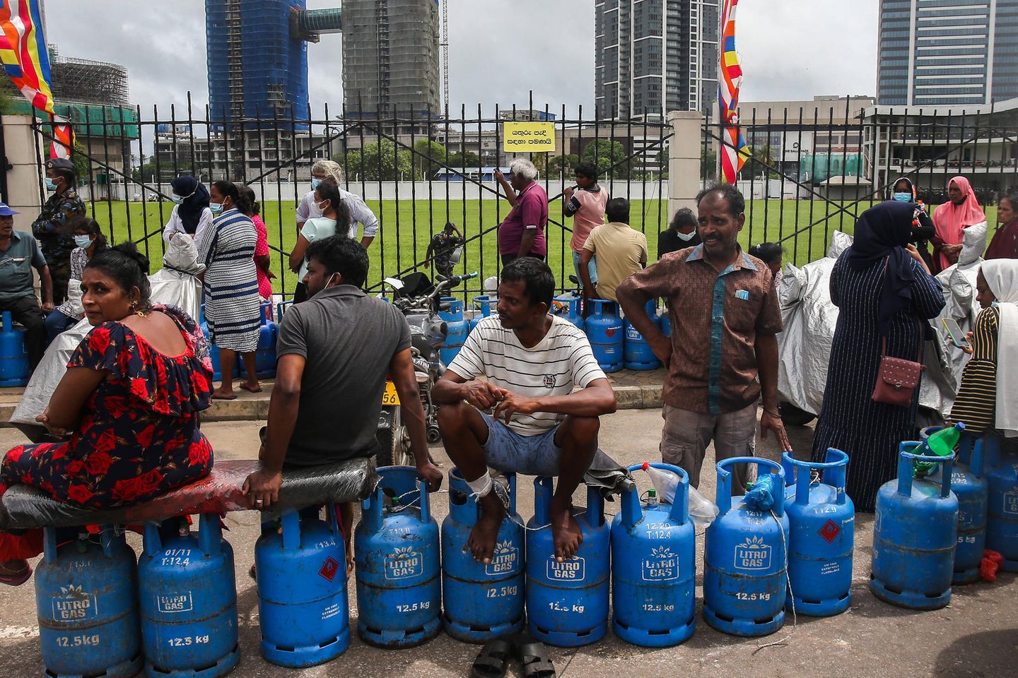 Rationalization in the context of the economic crisis: In the Colombo police station, people are waiting for gas to be delivered.