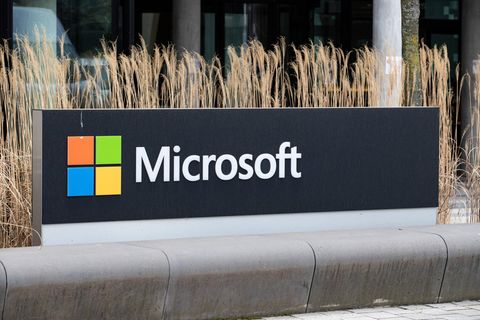 Ein Schild, auf dem das Microsoft-Logo zu sehen ist.