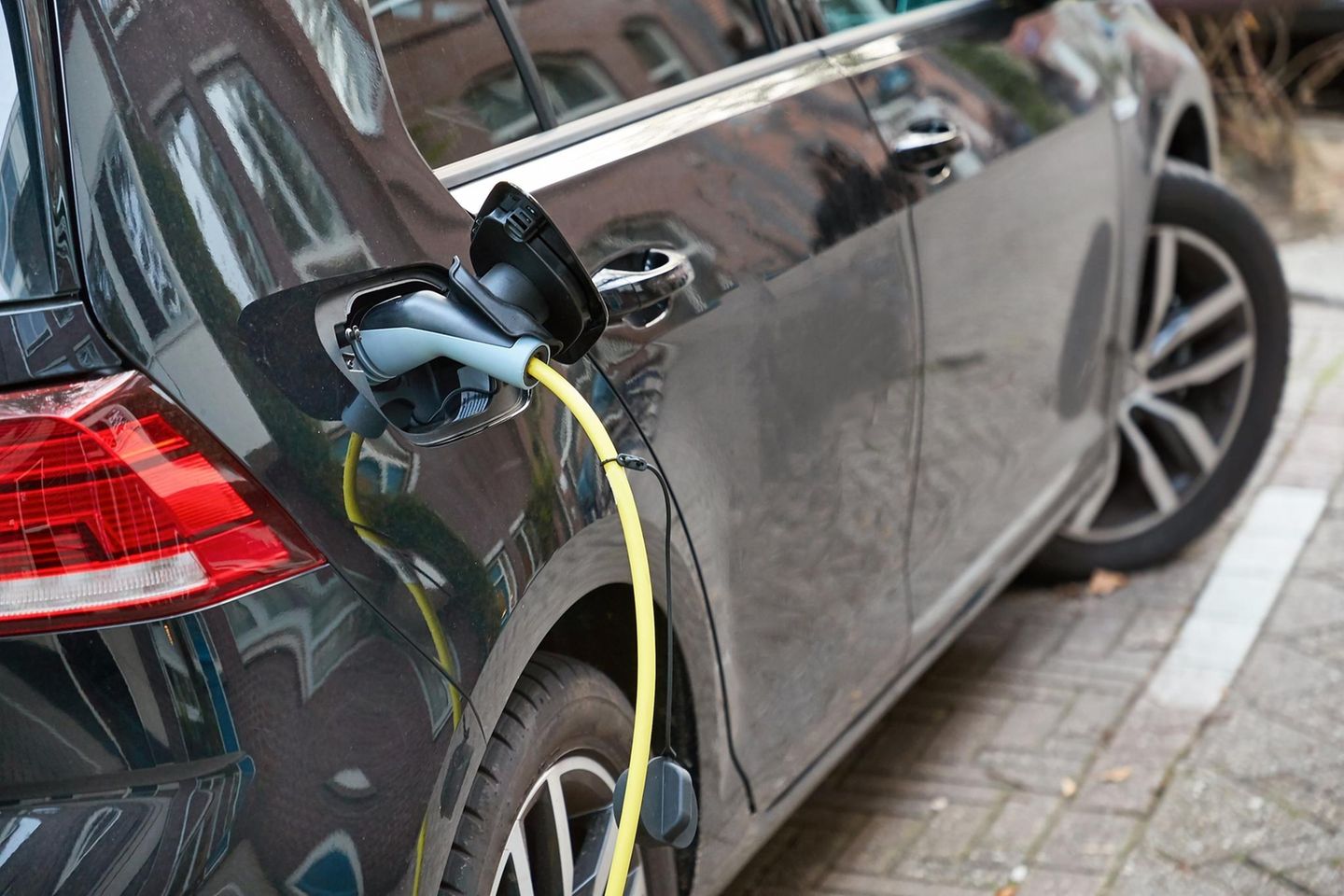 Ein E-Auto steht an einer Ladestation