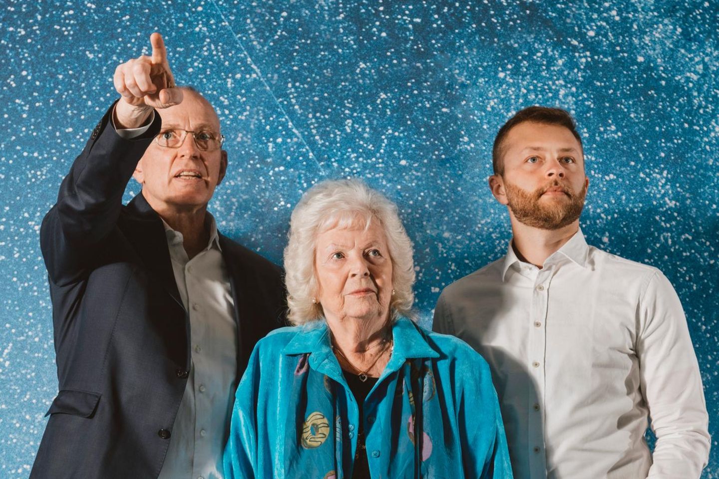 Drei Generationen der Bremer Unternehmerfamilie Fuchs: Gründerin und Aufsichtsrätin Christa Fuchs (84), ihr Sohn und CEO Marco Fuchs (59, links) sowie dessen Sohn Konstantin Fuchs (24). Mit gut 1 Mrd. Euro Umsatz im Jahr und 3 000 Mitarbeitern ist der Satellitenbauer OHB heute das drittgrößte Raumfahrtunternehmen Europas