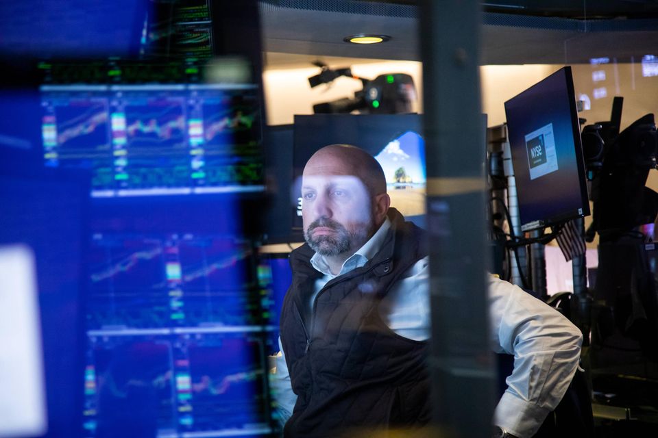 Ein Händler an der New Yorker Börse schaut auf seine Monitore
