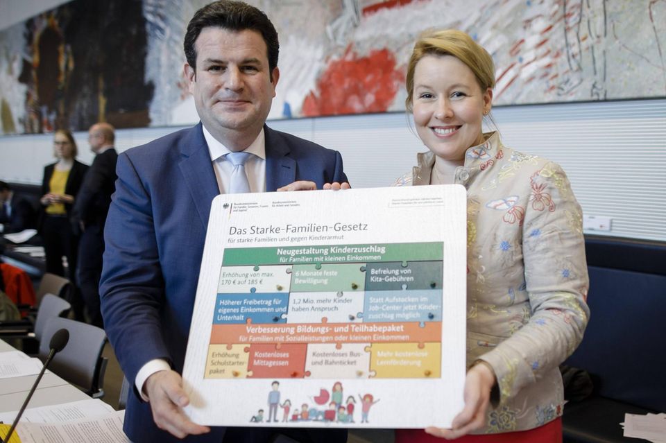 Bundesarbeitsminister Heil und die damalige Familienministerin Giffey präsentieren eine Schautafel zum Starke-Familien-Gesetz