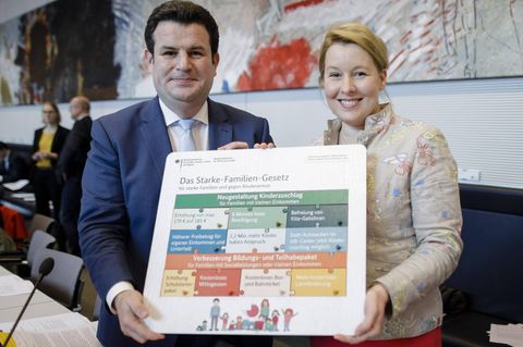 Bundesarbeitsminister Heil und die damalige Familienministerin Giffey präsentieren eine Schautafel zum Starke-Familien-Gesetz