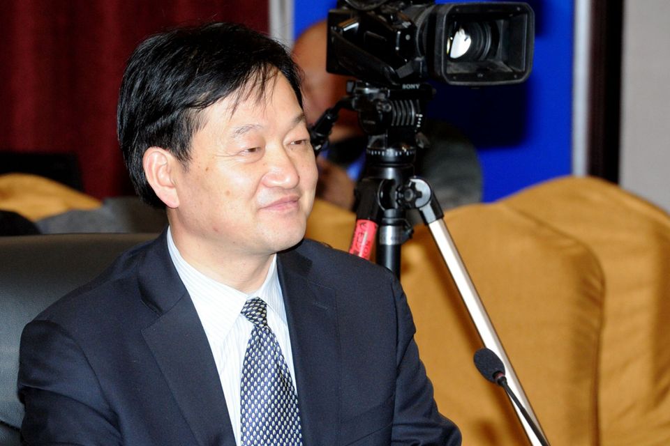 Qin Yinglin auf einer Pressekonferenz