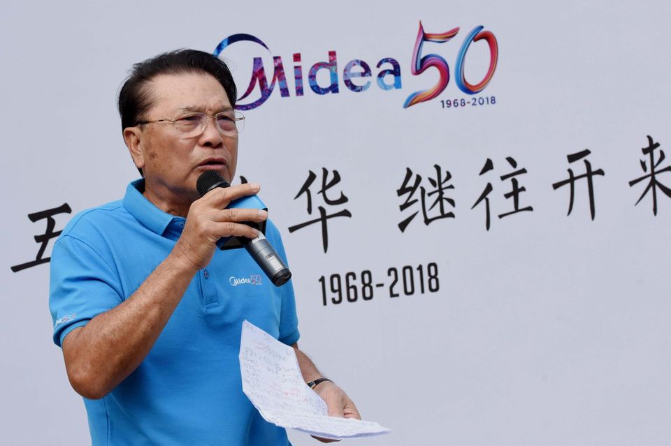 He Xiangjian spricht in ein Mikrofon