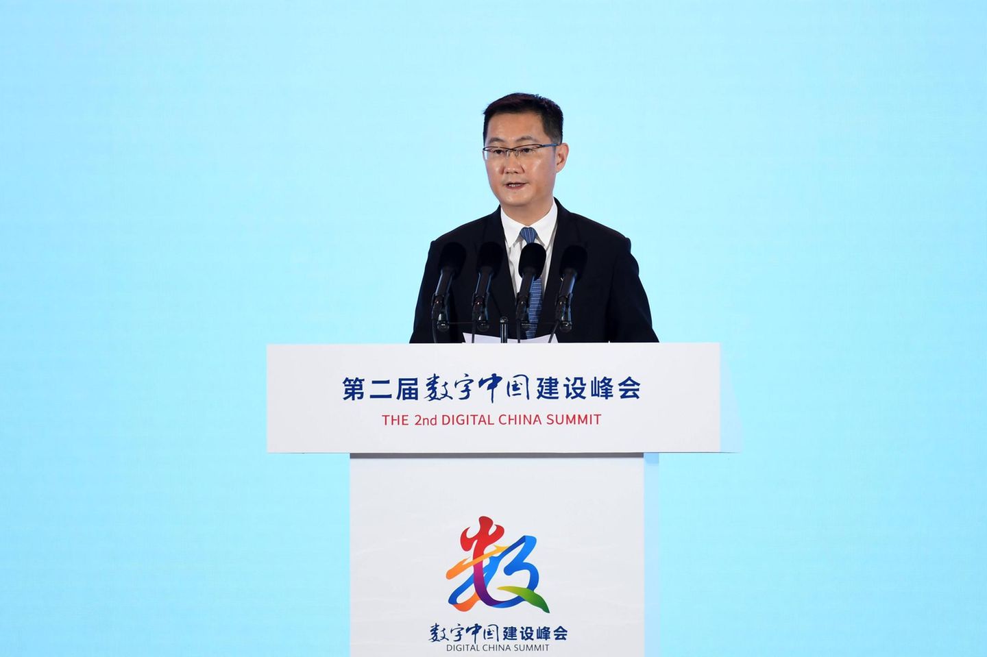 Ma Huateng hinter einem Podium auf dem zweiten Digital Gipfel Chinas