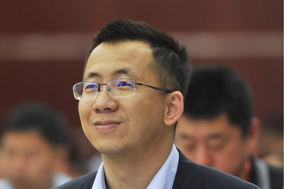 Zhang Yiming mit schwarzem Jackett, blauem Hemd und Brille