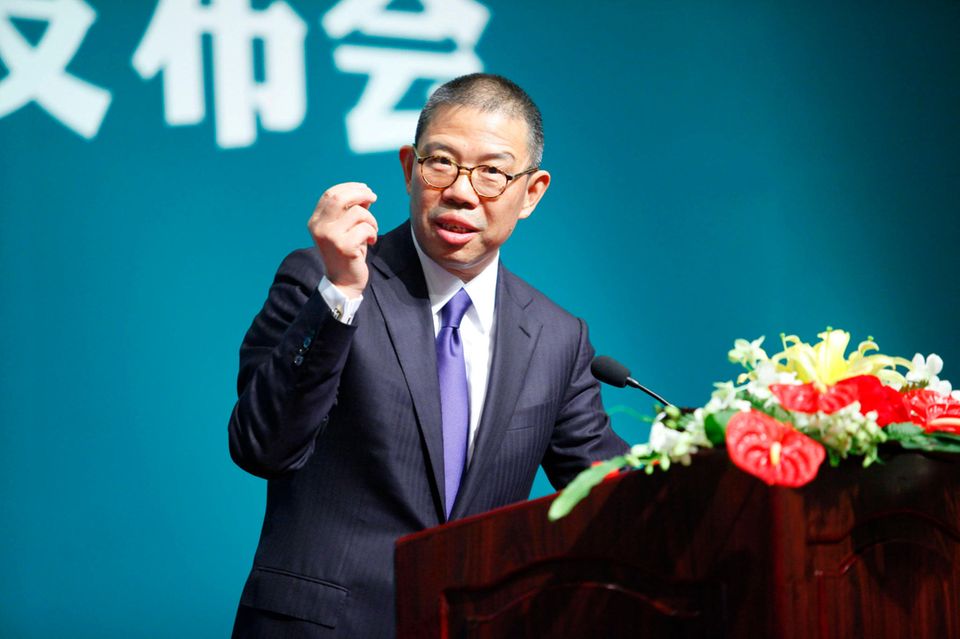 Der reichste Mann Chinas ist im Ausland eher unbekannt. Dabei konnte Zhong Shanshan seinen Titel 2024 verteidigen. Der Chef der Getränkeherstellers Nongfu Spring hatte im „Forbes“-Ranking 2020 mit 2 Mrd. Dollar auf Platz 1063 gelegen. Der Börsengang wenige Monate später katapultierte den heute 68-Jährigen in die globalen Top 25. Aber auch sein Vermögen schrumpfte laut „Forbes“. Das Ranking stufte den 69-Jährigen von 68,0 auf 62,3 Mrd. Dollar herab. Das reichte im globalen Vergleich nach Platz 15 im Vorjahr nur noch für Platz 24. 